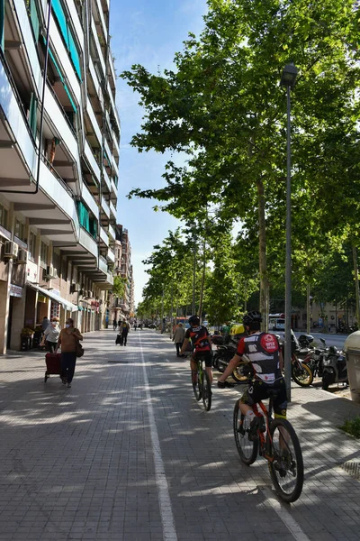 バルセロナ スペイン 2020年5月7日 人々が歩いて コロナウイルス警報期間中の晴れた日にバルセロナの街でスポーツをプレイ — ストック写真