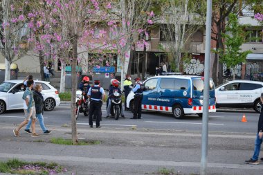 Barselona, İspanya, 11 Mayıs 2020: Koronavirüs nedeniyle Calle tarragona 'daki alarm evresinde polis kontrolleri
