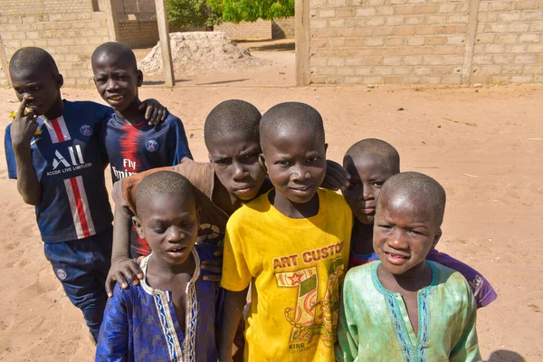 Bignona Σενεγάλη Αφρική Ιανουάριος 2020 Παιδιά Από Την Αφρική Κοιτάζουν — Φωτογραφία Αρχείου