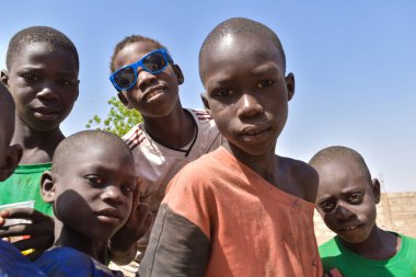 Bignona, Senegal, Afrika, Ocak 2020: Afrikalı çocuklar sanki hiç görmemişler gibi kameraya bakıyor ve bazı fotoğraflara poz veriyorlar.