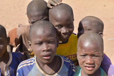 Bignona, Senegal, Afrika, Ocak 2020: Afrikalı çocuklar sanki hiç görmemişler gibi kameraya bakıyor ve bazı fotoğraflara poz veriyorlar.