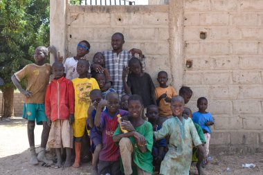 Bignona, Senegal, Afrika, Ocak 2020: Afrikalı çocuklar sanki hiç görmemişler gibi kameraya bakıyor ve bazı fotoğraflara poz veriyorlar.