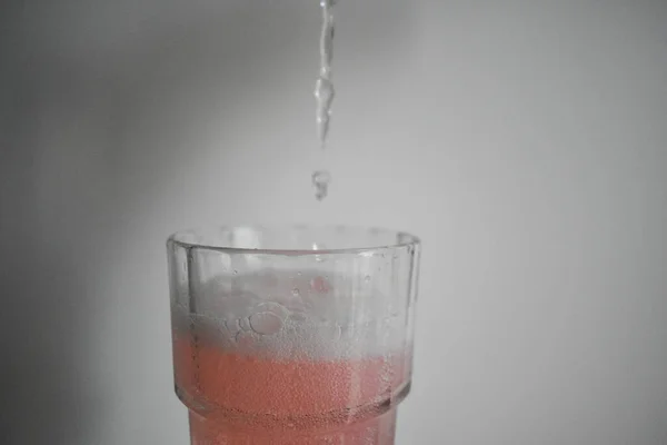 Vaso Vidrio Transparente Con Una Bebida Con Gas Rosa Interior — Foto de Stock