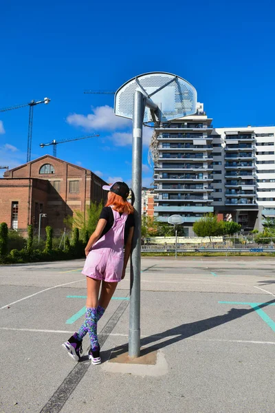 Frau Lässigem Kleid Rosa Jeans Jumpsuit Und Mütze Basketballnetz Park — Stockfoto