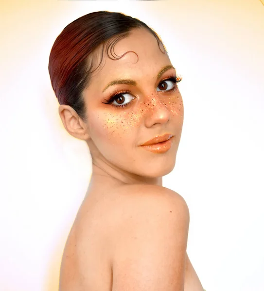 Νεαρή Γυναίκα Φακίδες Ποζάρουν Για Μερικές Φωτογραφίες Φτιαγμένες Πορτοκαλί Χρώματα — Φωτογραφία Αρχείου