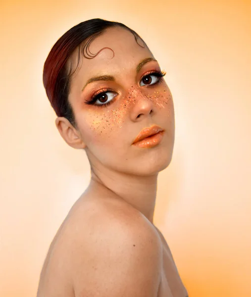 Νεαρή Γυναίκα Φακίδες Ποζάρουν Για Μερικές Φωτογραφίες Φτιαγμένες Πορτοκαλί Χρώματα — Φωτογραφία Αρχείου