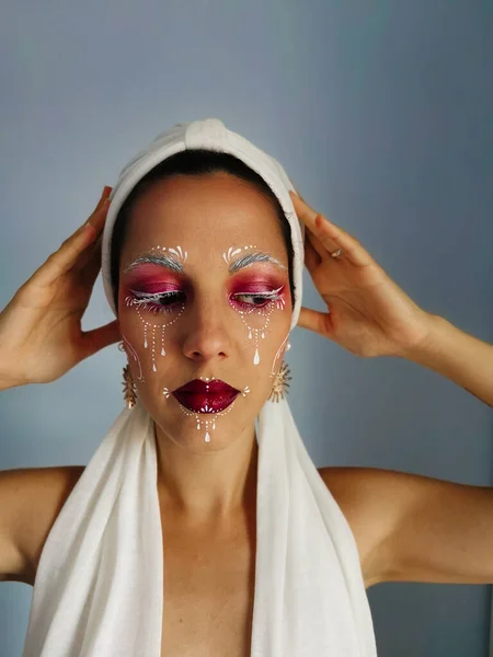Ung Vit Kvinna Med Mystisk Makeup Spansk Modell Röd Och — Stockfoto