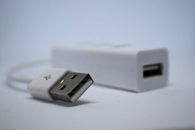 Daha fazla aygıtı aynı anda bağlamak için beyaz USB merkezi
