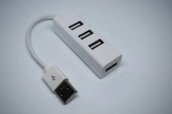 Белый Usb Концентратор Подключения Большего Количества Устройств Одновременно — стоковое фото