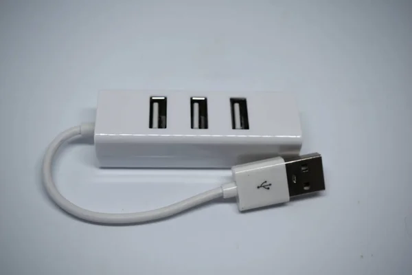 Белый Usb Концентратор Подключения Большего Количества Устройств Одновременно — стоковое фото