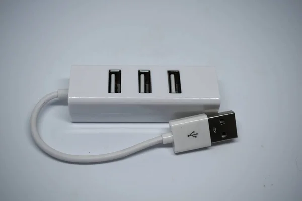 Hub Usb Branco Para Conectar Mais Dispositivos Mesmo Tempo — Fotografia de Stock