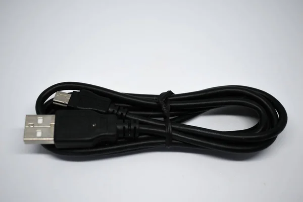 Cable Negro Para Conectar Dispositivos Computadora Través Usb —  Fotos de Stock