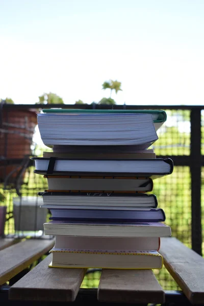 Stapel Von Büchern Unterschiedlicher Größe Und Farbe Aus Der Nähe — Stockfoto