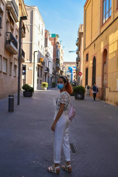 Rostro Una Mujer Caminando Por Ciudad Con Una Máscara Quirúrgica — Foto de Stock