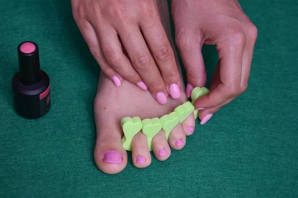 Vrouw Met Een Pedicure Zet Een Roze Nagellak Haar Voet — Stockfoto