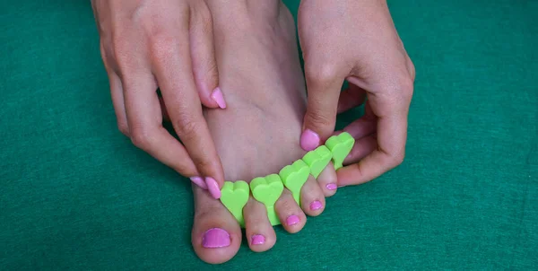 Voet Van Een Vrouw Met Een Pedicure Het Opzetten Van — Stockfoto