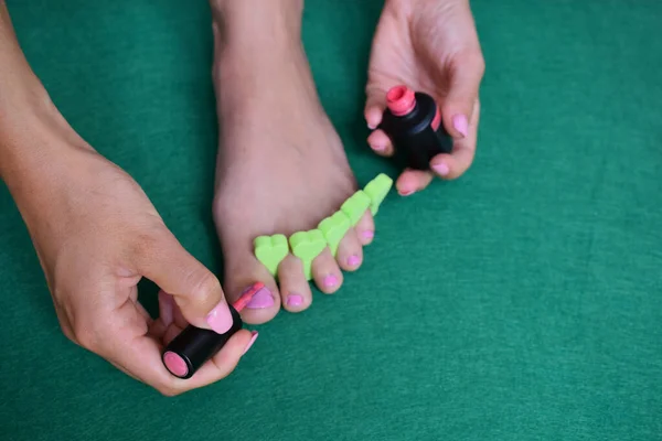 Foot Woman Having Pedicure Putting Pink Nail Polish — Stock Photo, Image