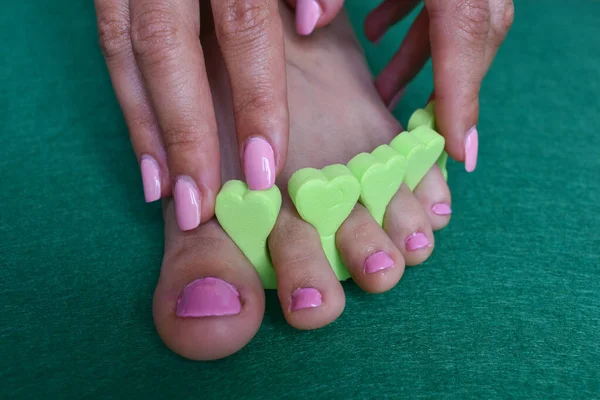 Vrouw Met Een Pedicure Zet Een Roze Nagellak Haar Voet — Stockfoto