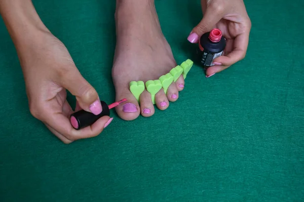 Foot Woman Having Pedicure Putting Pink Nail Polish — Stock Photo, Image