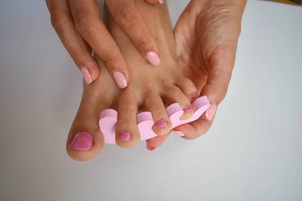 Piede Femminile Con Una Pedicure Mettendo Smalto Rosa Sulle Unghie — Foto Stock