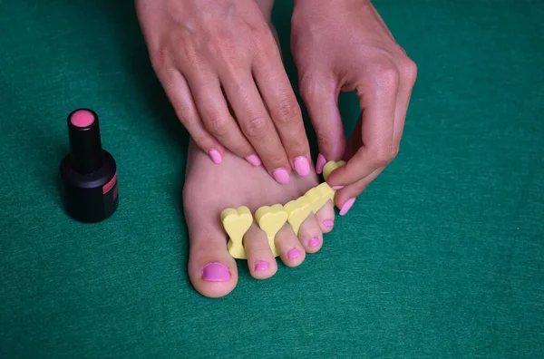Ноги Жінки Яка Має Педикюр Одягає Рожевий Лак Нігтів — стокове фото