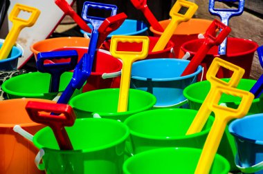 Kovalar ve maça sahilde bir doğum günü partisi için.