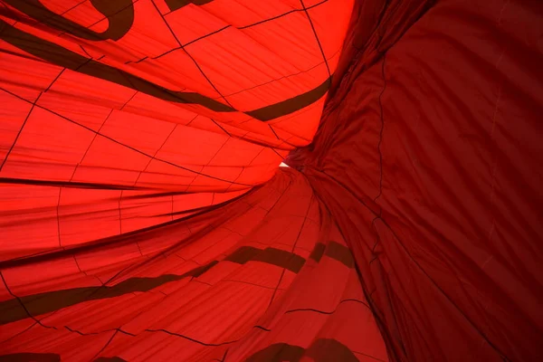 Sıcak hava balonu sönüyor. Bagan, Myanmar (Burma).