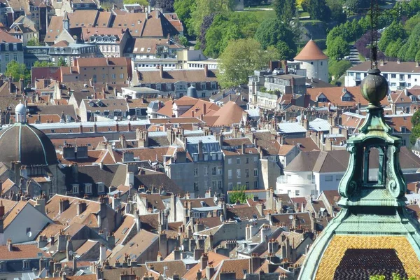 Fance, Paskalya 'da Besanon. Eski şehrin çatıları.. 