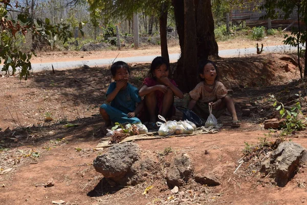 Çocuklar öğle yemeklerini Burma 'da aptal bir sitenin yanında yiyorlar (Myanmar).