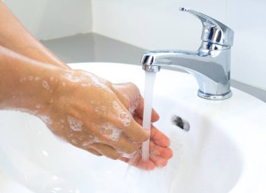 Hijyenik kavramlar virüslere karşı korunmak için ellerini musluğun altında sabunla yıka..