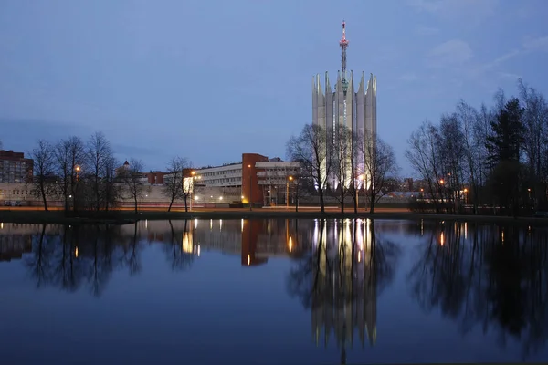 Bina göle yansıyor.