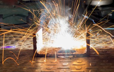 Fabrikada çalışan kaynakçılar metal yapılar üretiyorlar..