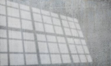 Penceresinden ışık süzülen beton duvarın yakın çekimi, New York City çatı katı pencere ışığı göçü.