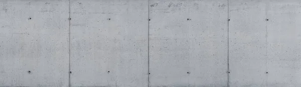 Dikey çizgilerle ayrılmış yeni beton blokların panoramik görüntüsü. 