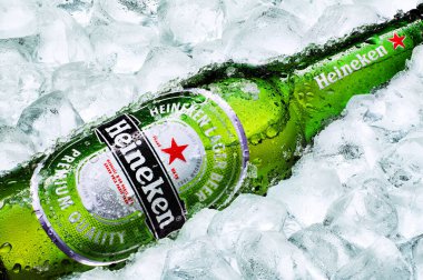 Buzlu Heineken bira şişesinin yatay görüntüsü, yatay çekim.