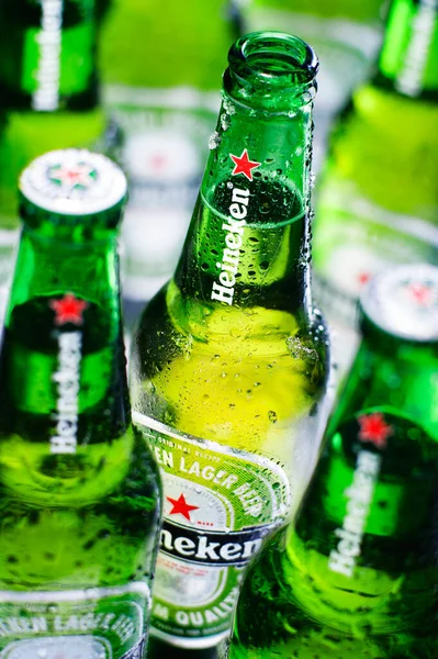Close Shot Van Ijzige Heineken Bierflesjes Met Focus Open Fles — Stockfoto