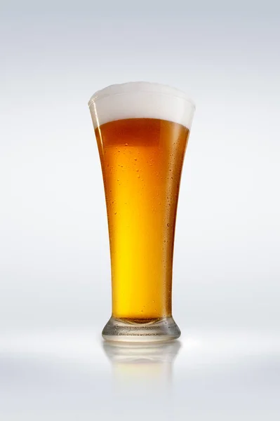 Een Glas Schuimig Bier Een Glanzend Tafelblad Met Een Heldere — Stockfoto
