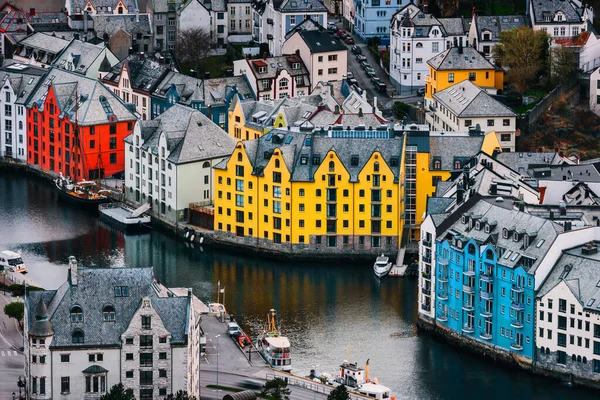 En popüler Aksla bakış açısından bir görüş. Suyun önündeki renkli Art Noveau evleri. Alesund, Norveç