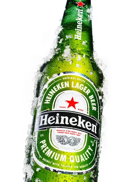 Close Shot Van Ijzig Heineken Bierflesje Shot Een Witte Achtergrond — Stockfoto