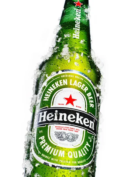 Buz gibi Heineken bira şişesinin beyaz arka planda, dikey bir görüntüsü var..