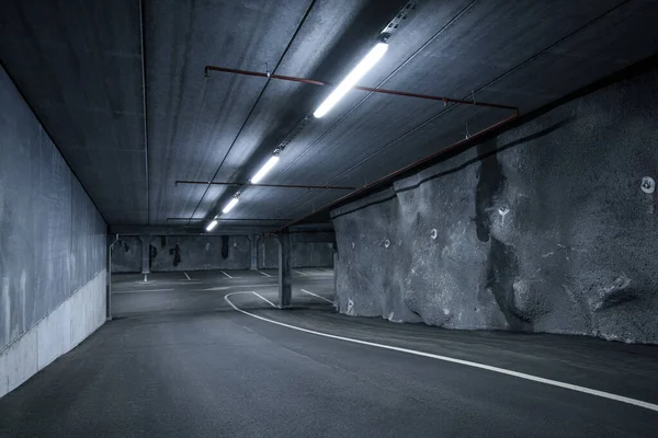 Bilim kurgu karanlık ve kasvetli yeraltı otoparkında floresan ışıkları yanıyordu. Düşük açılı çekim