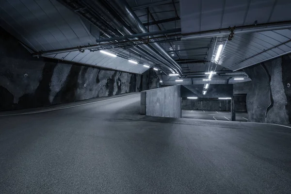 Bilim kurgu karanlık ve kasvetli yeraltı otoparkında floresan ışıkları yanıyordu. İki yol.