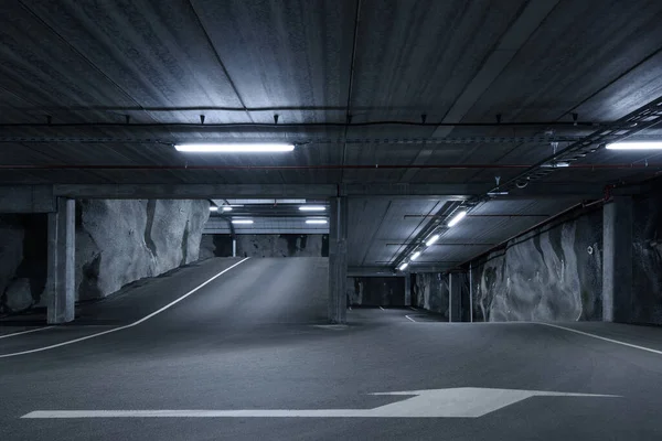 Bilim kurgu karanlık ve kasvetli yeraltı otoparkında floresan ışıkları yanıyordu. Yukarı ve aşağı yönler.