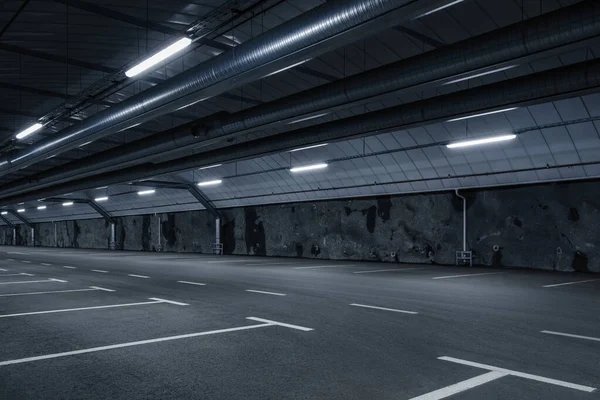 Bilim kurgu karanlık ve kasvetli yeraltı otoparkında floresan ışıkları yanıyordu. Uzun koridor