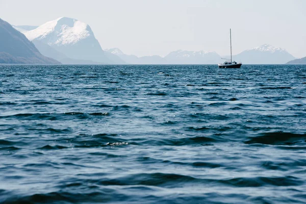 Idyllic manzara - küçük bir tekne Storfjorden, Norveç 'in sularında yüzüyor.
