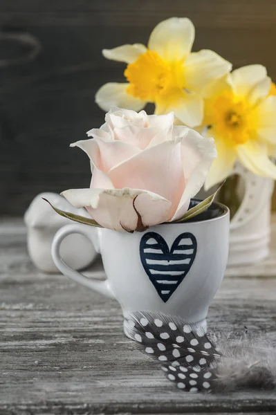 Flores de primavera em vaso na mesa de madeira — Fotografia de Stock