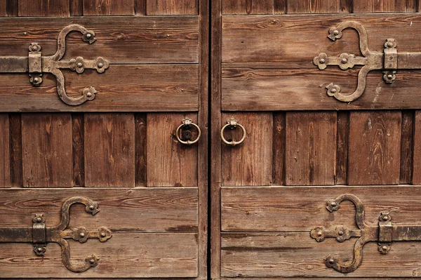 Antika ahşap kapı kapalı — Stok fotoğraf
