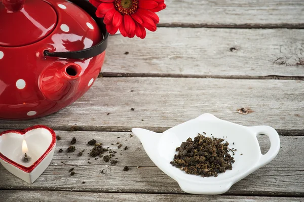 Polka dot red tea pot, tea leaves — Stock Photo, Image