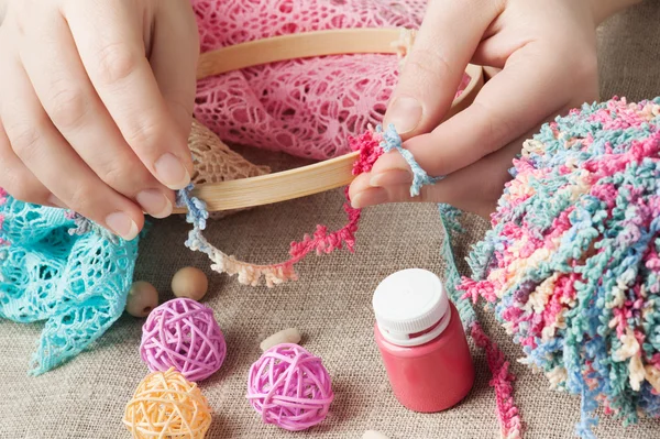 Handmade dream catcher and hands — Stock Photo, Image