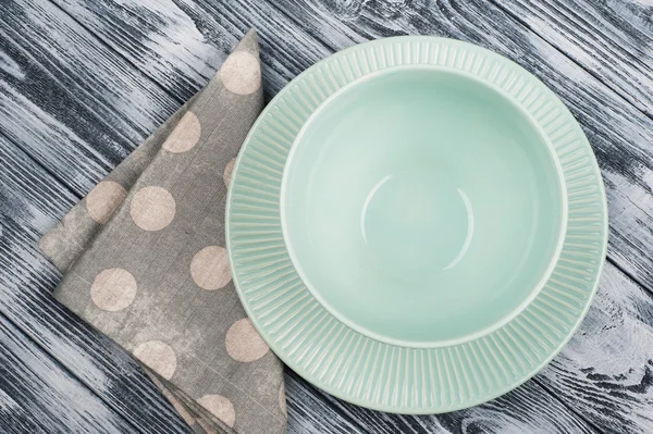 Lege blauwe platen en Servet over houten tafel — Stockfoto
